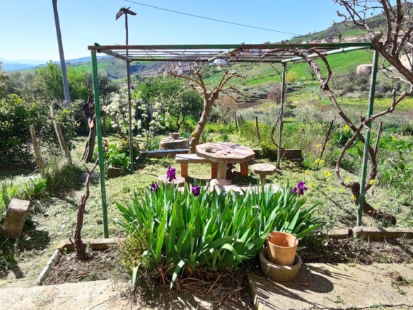 Rustico in muratura con giardino