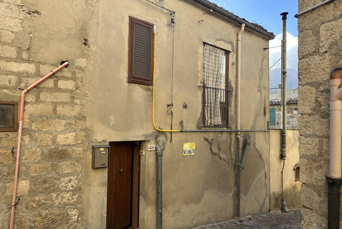 Casa indipendente con cantina