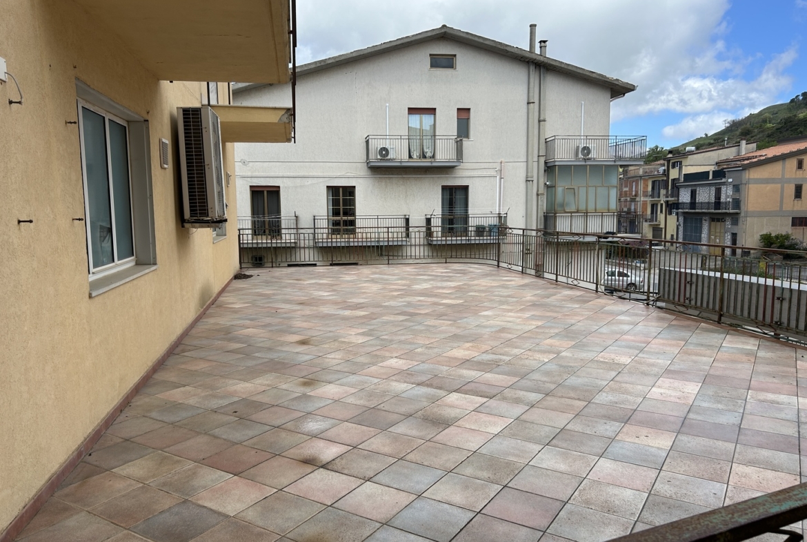 Locale commerciale con terrazza di pertinenza