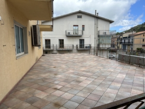 Locale commerciale con terrazza di pertinenza