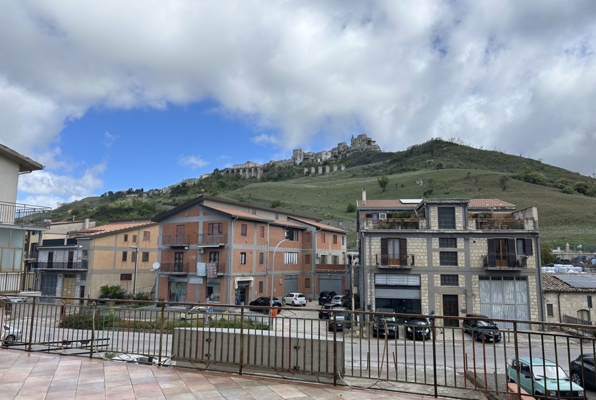 Locale commerciale con terrazza di pertinenza