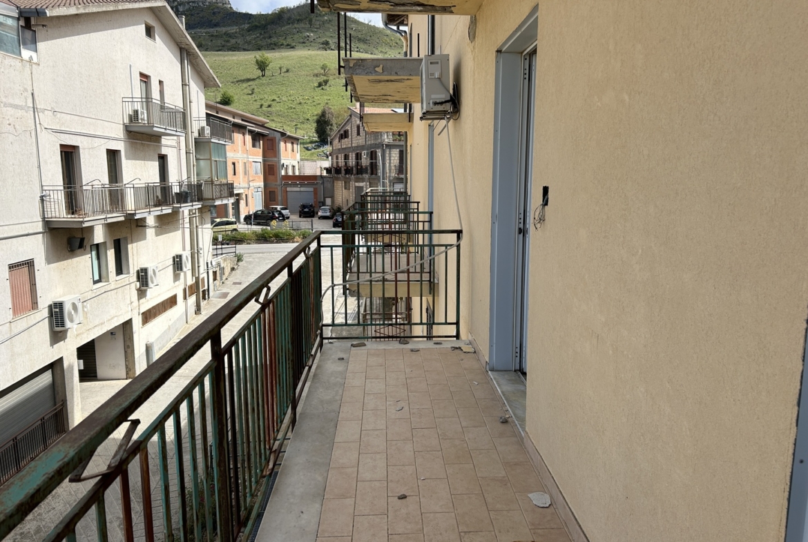 Locale commerciale con terrazza di pertinenza