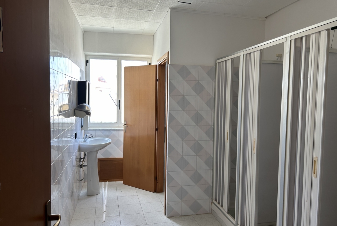 Locale commerciale con terrazza di pertinenza