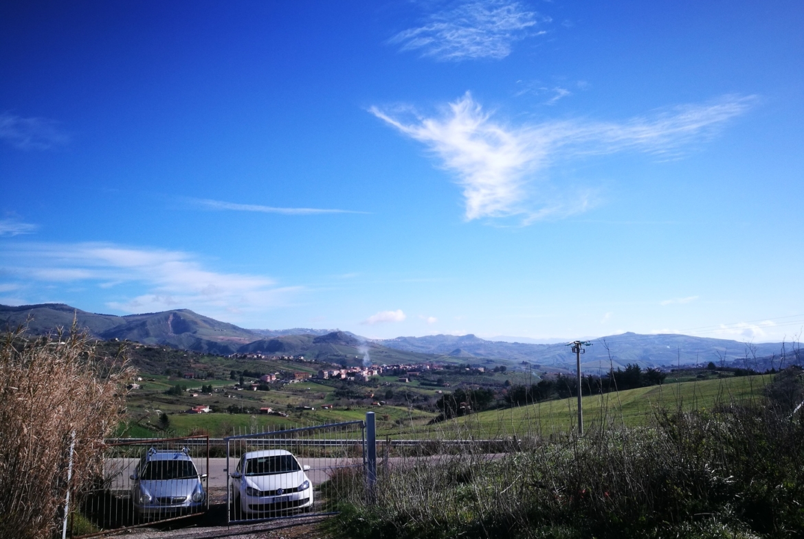 Fabbricato agricolo con terreno di pertinenza