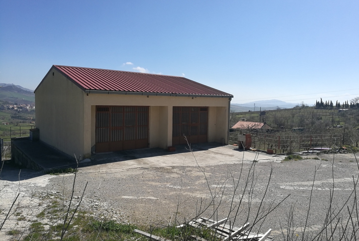 Fabbricato agricolo con terreno di pertinenza