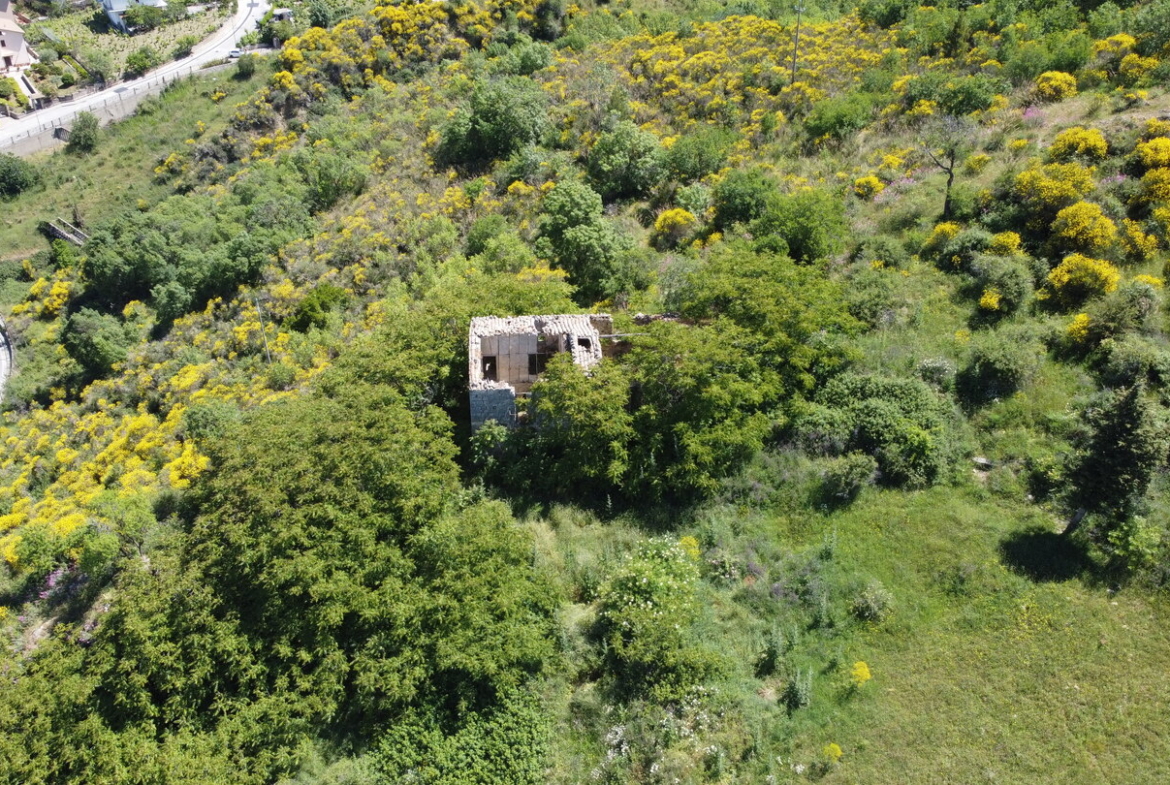 Rudere con annesso terreno di 4 ettari