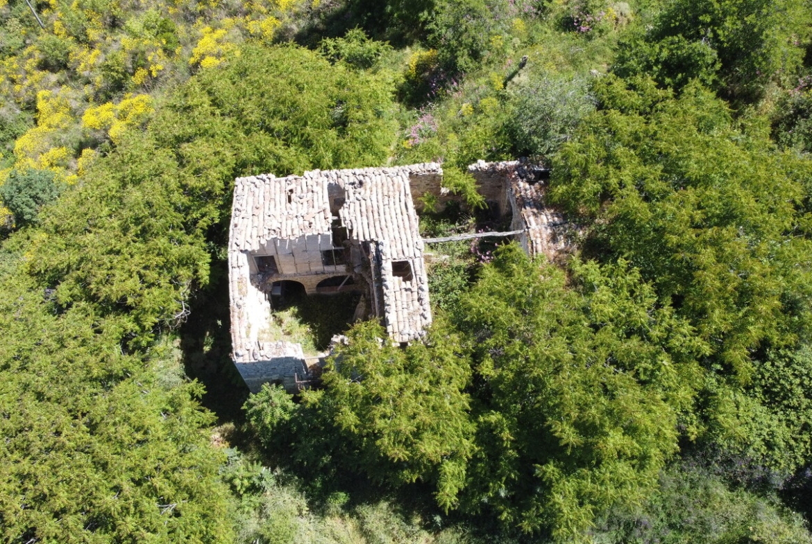 Rudere con annesso terreno di 4 ettari