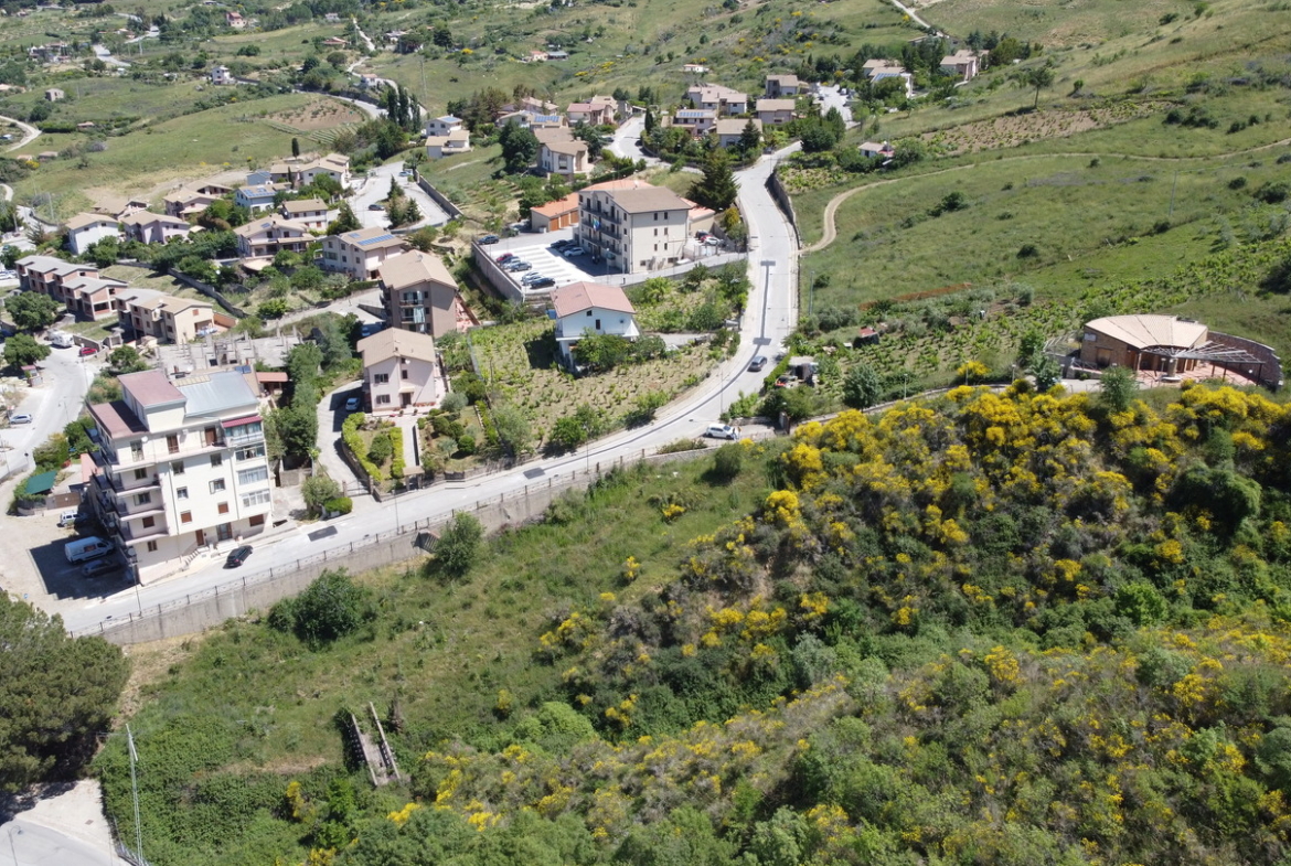 Rudere con annesso terreno di 4 ettari