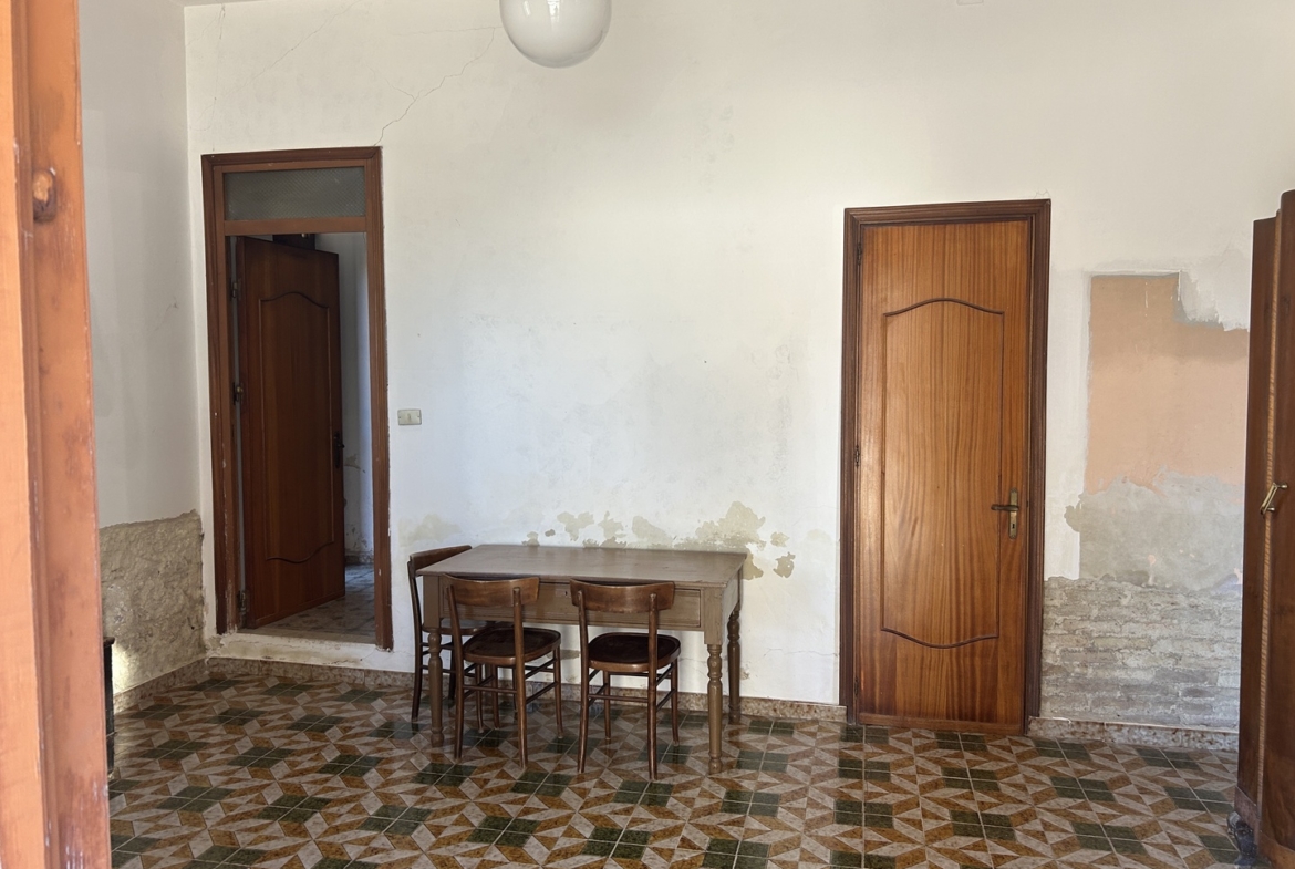 Fabbricato in muratura con terreno di pertinenza