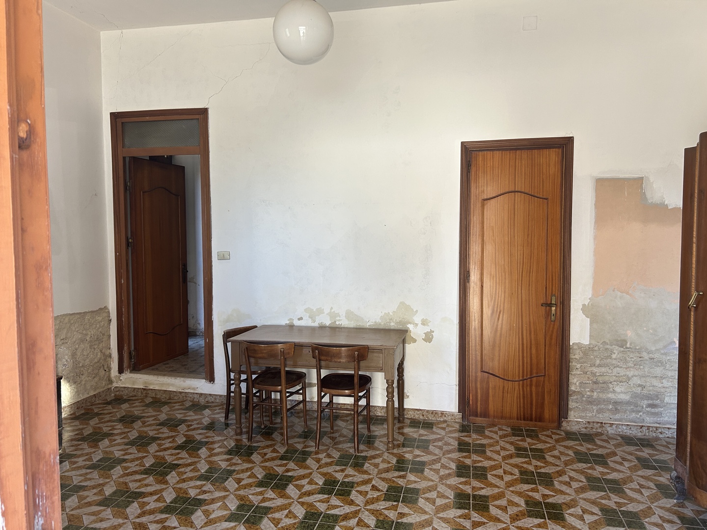 Fabbricato in muratura con terreno di pertinenza