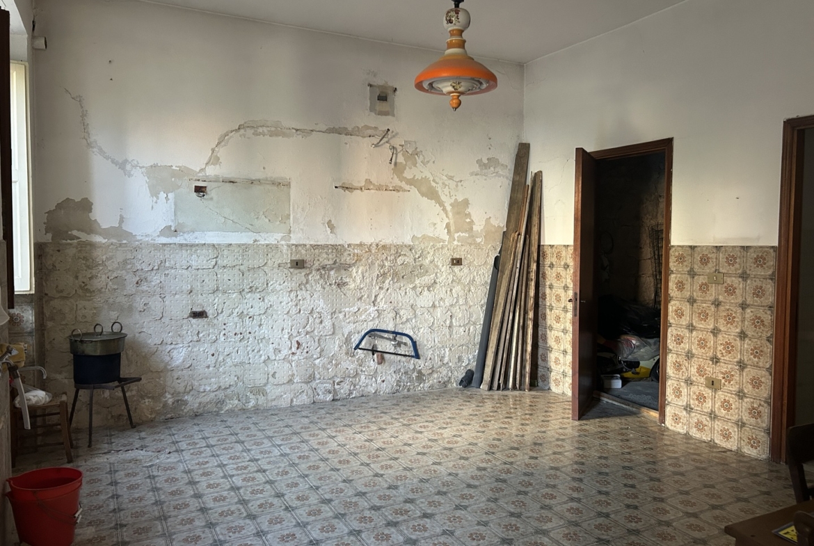 Fabbricato in muratura con terreno di pertinenza