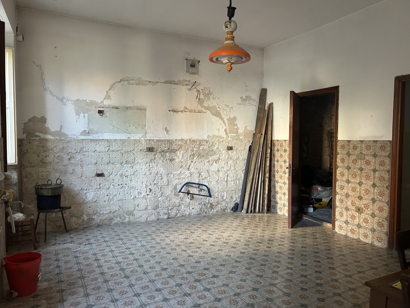 Fabbricato in muratura con terreno di pertinenza