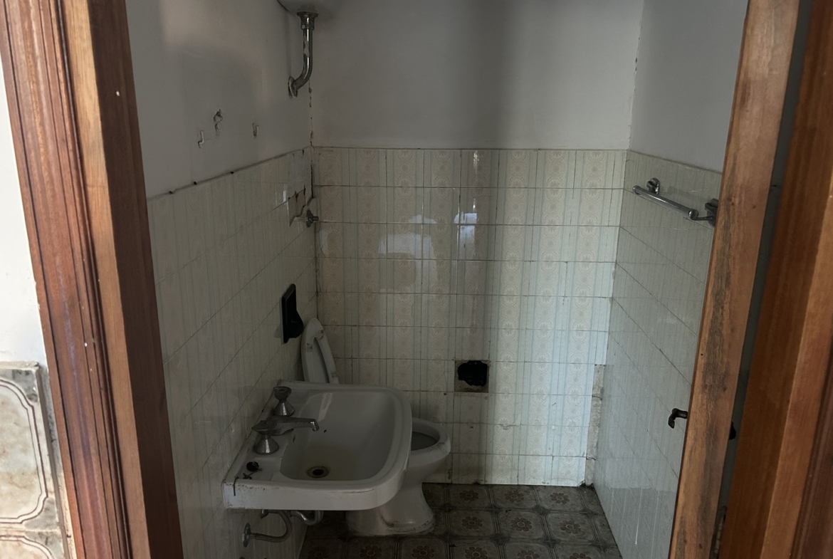 Fabbricato in muratura con terreno di pertinenza