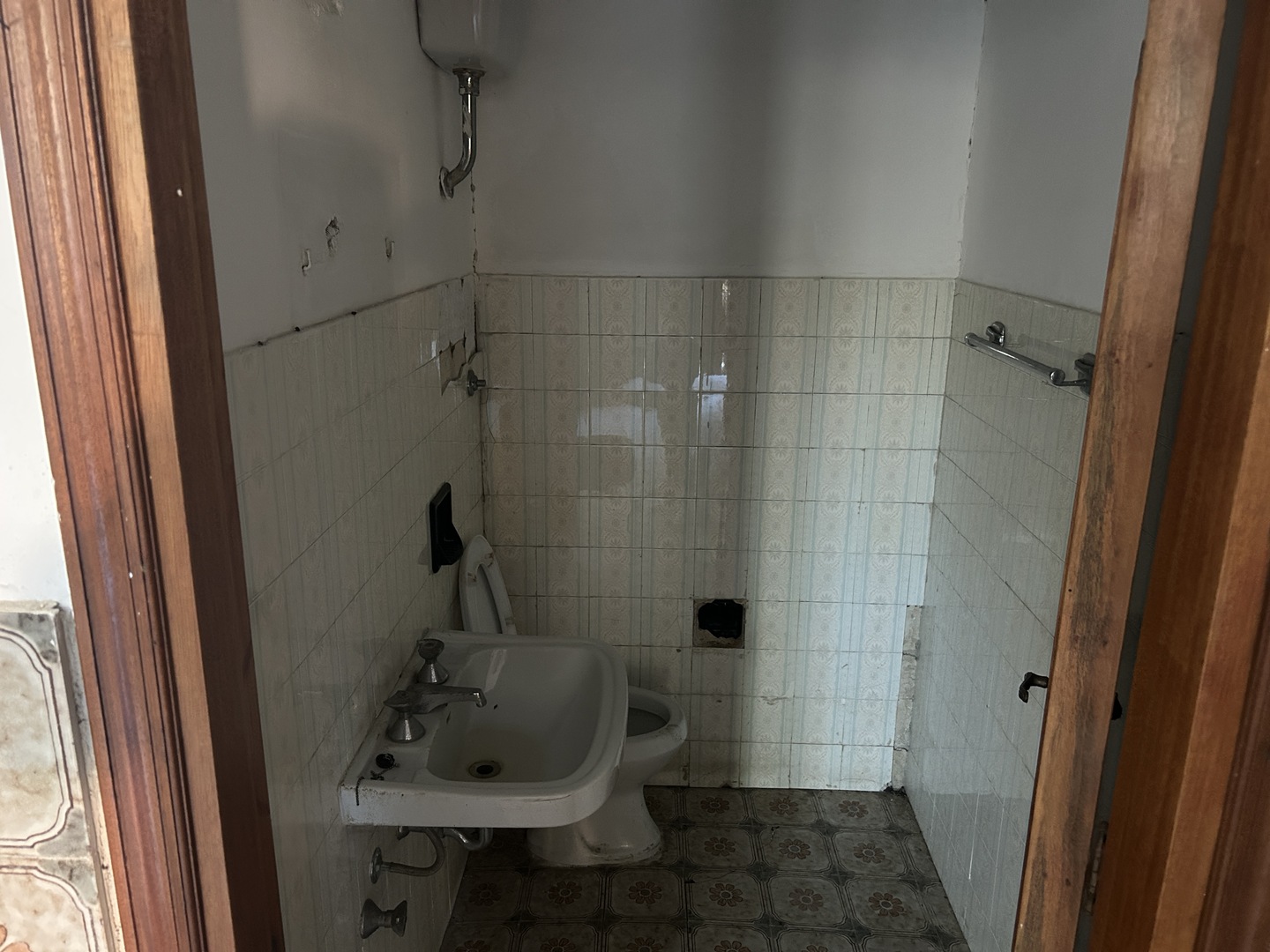 Fabbricato in muratura con terreno di pertinenza