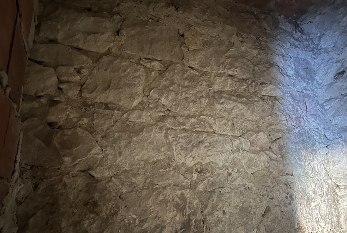 Fabbricato in muratura con terreno di pertinenza