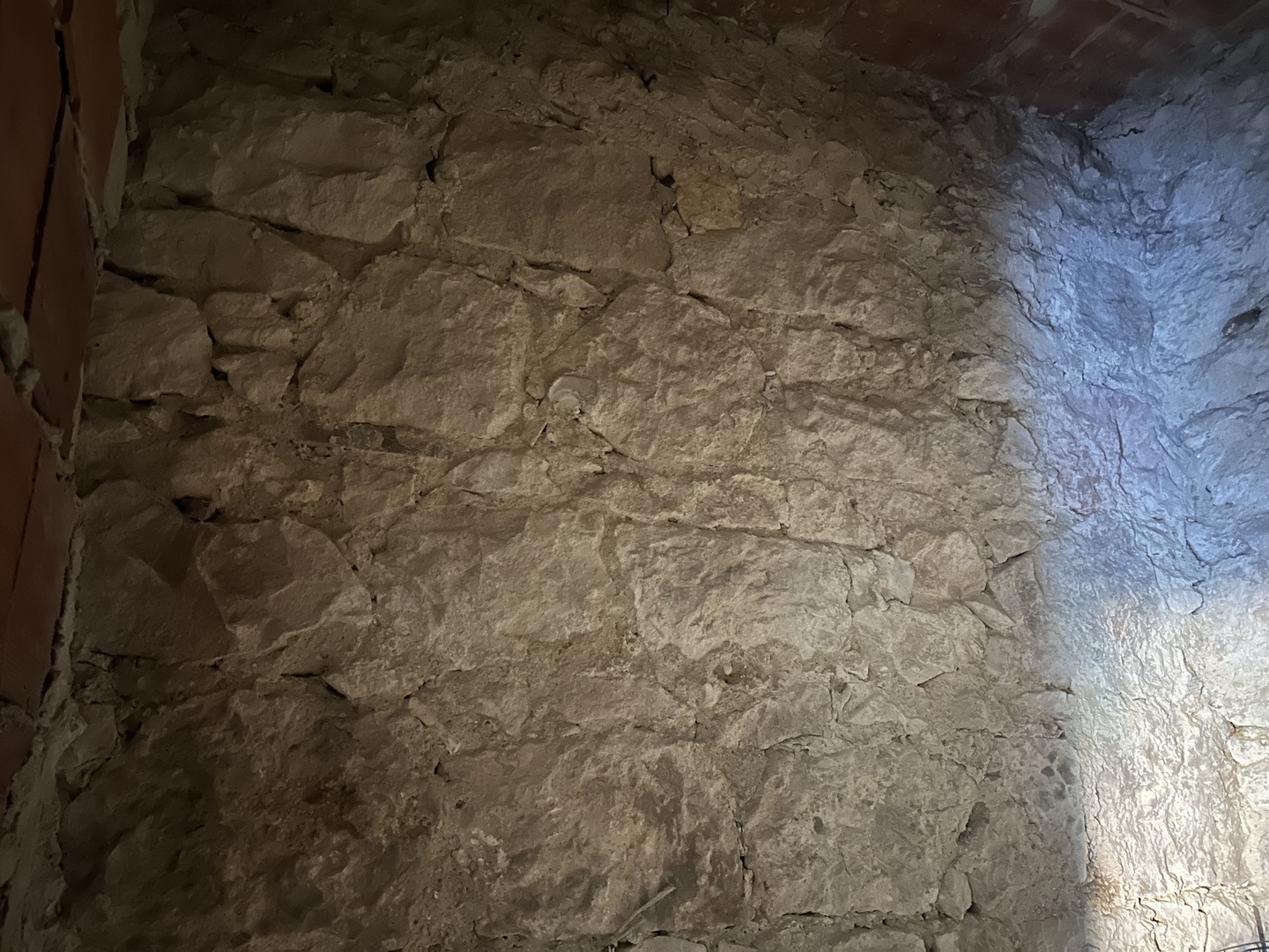 Fabbricato in muratura con terreno di pertinenza