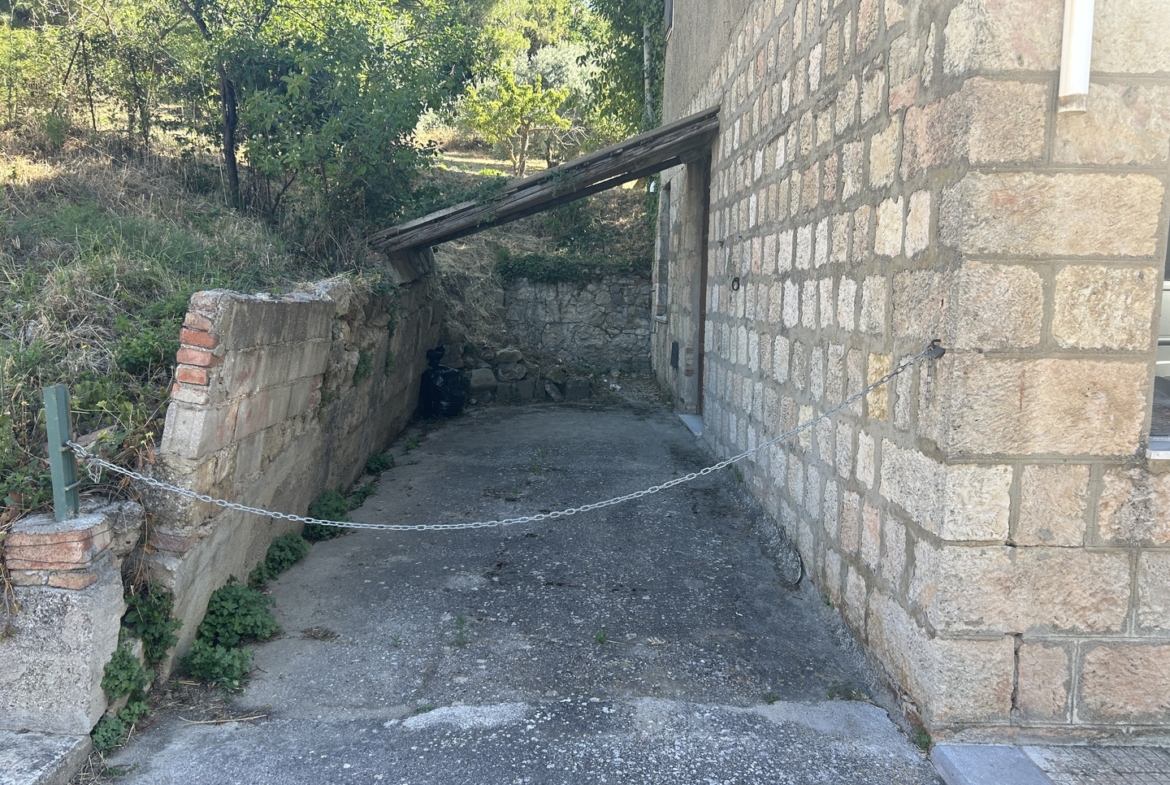 Fabbricato in muratura con terreno di pertinenza