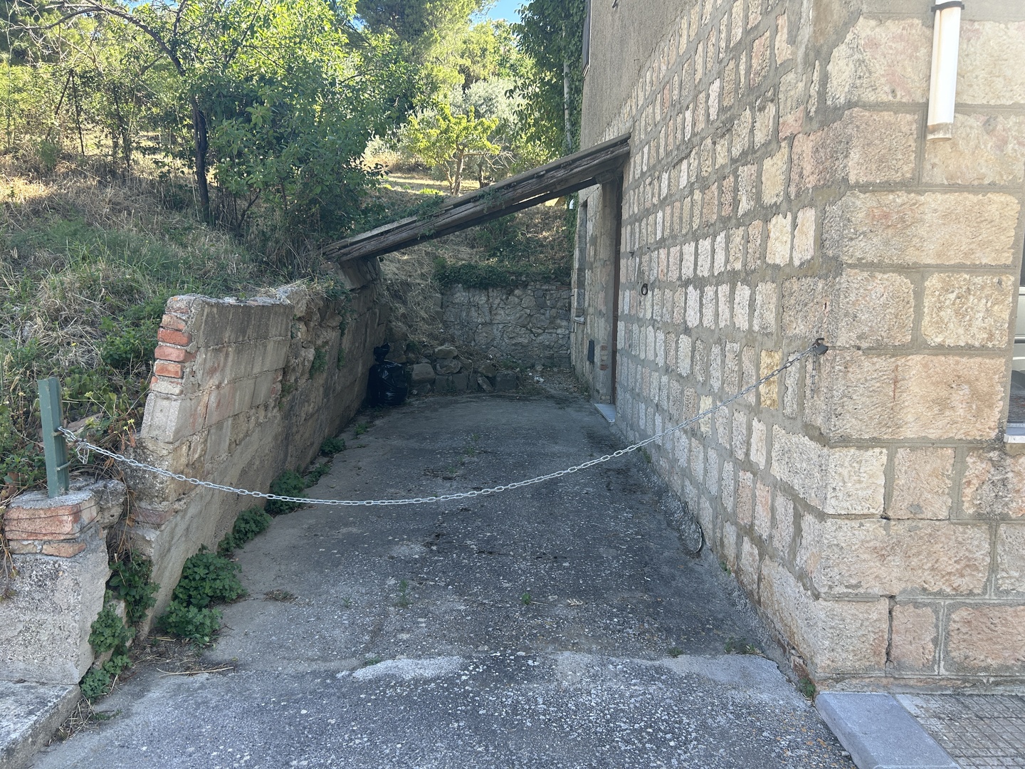 Fabbricato in muratura con terreno di pertinenza