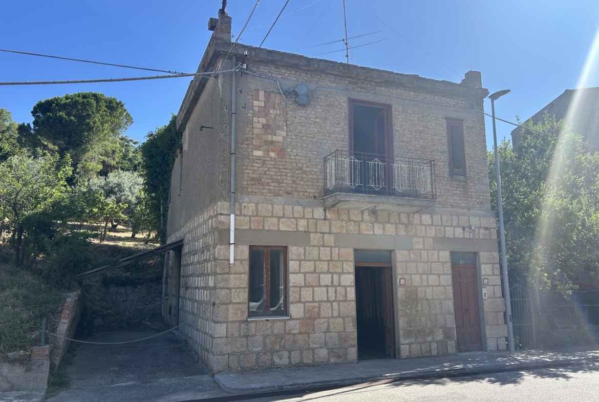 Fabbricato in muratura con terreno di pertinenza