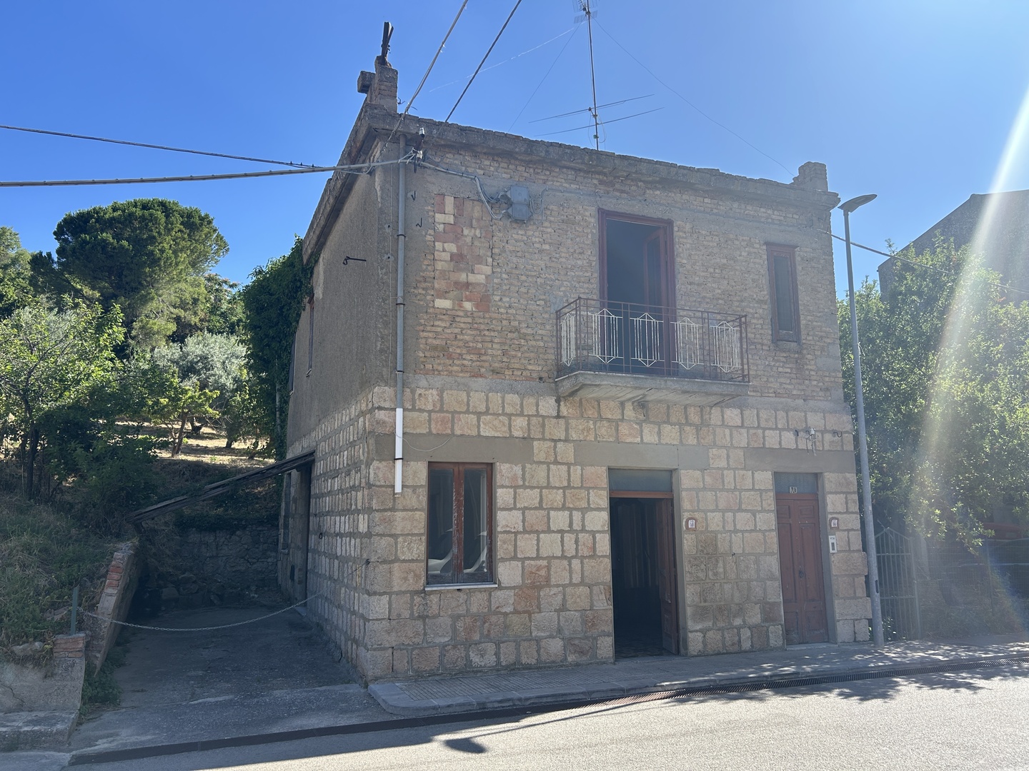 Fabbricato in muratura con terreno di pertinenza