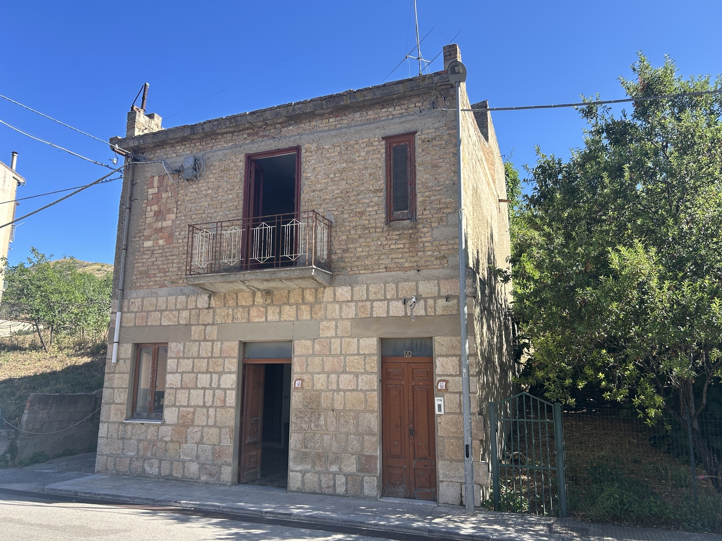 Fabbricato in muratura con terreno di pertinenza
