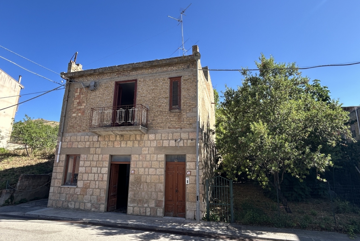 Fabbricato in muratura con terreno di pertinenza
