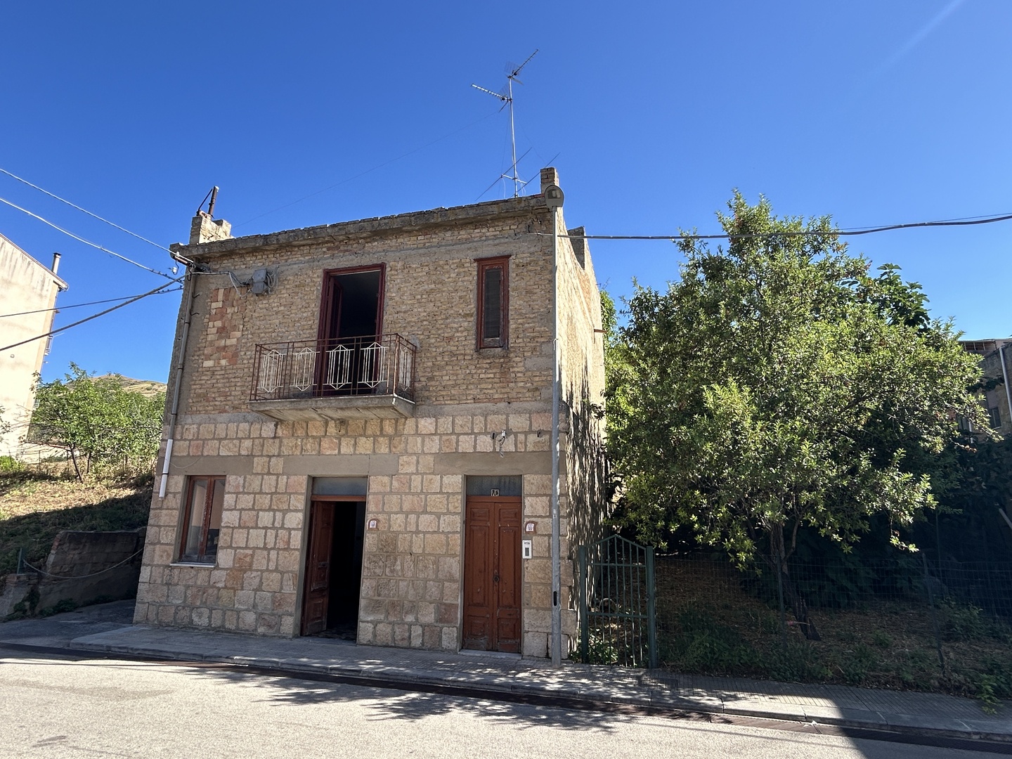 Fabbricato in muratura con terreno di pertinenza