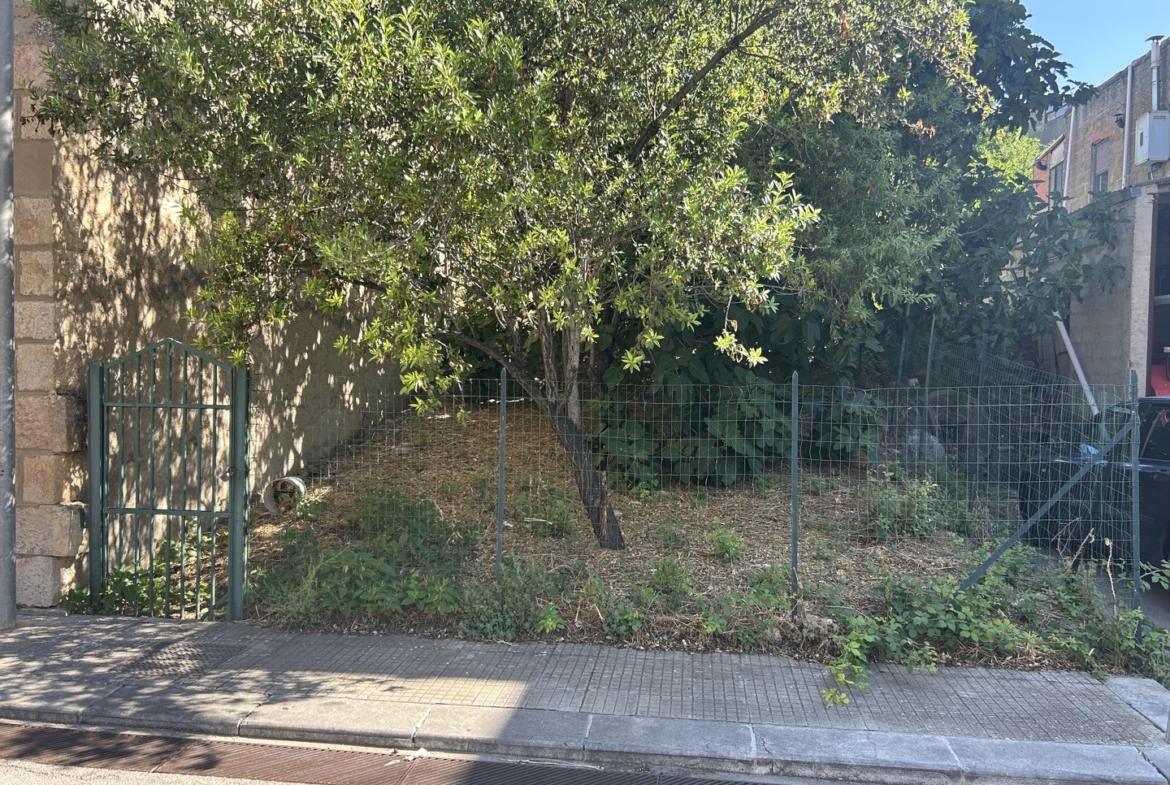Fabbricato in muratura con terreno di pertinenza