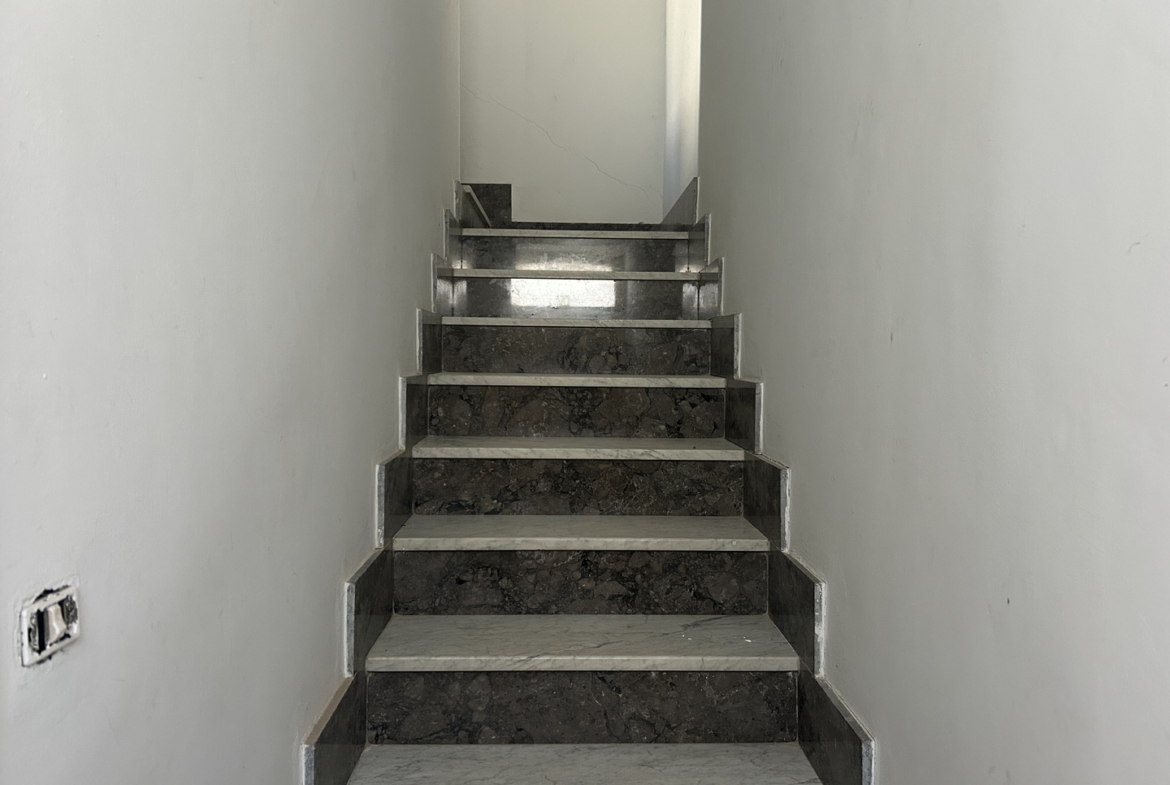 Fabbricato in muratura con terreno di pertinenza