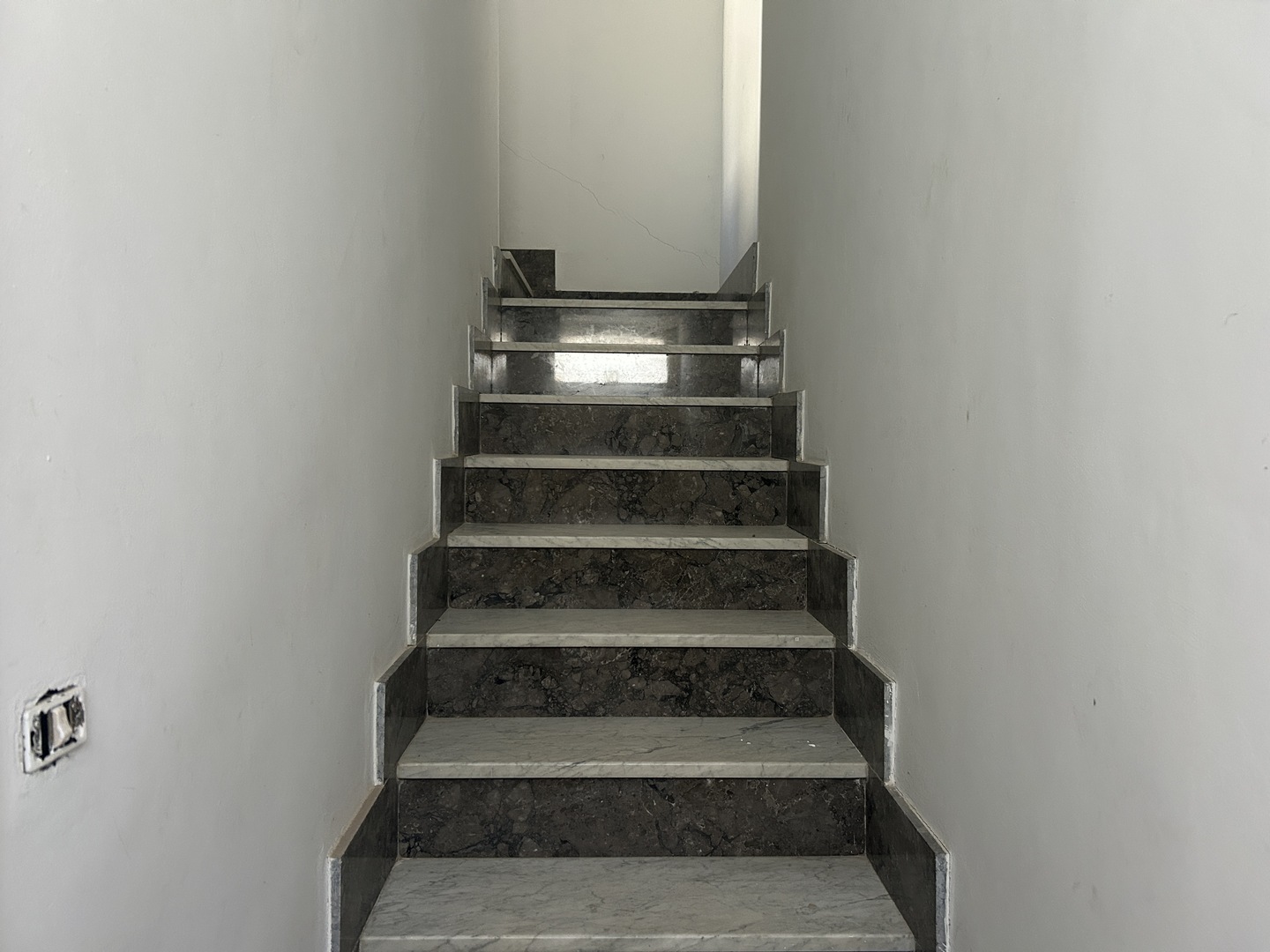 Fabbricato in muratura con terreno di pertinenza