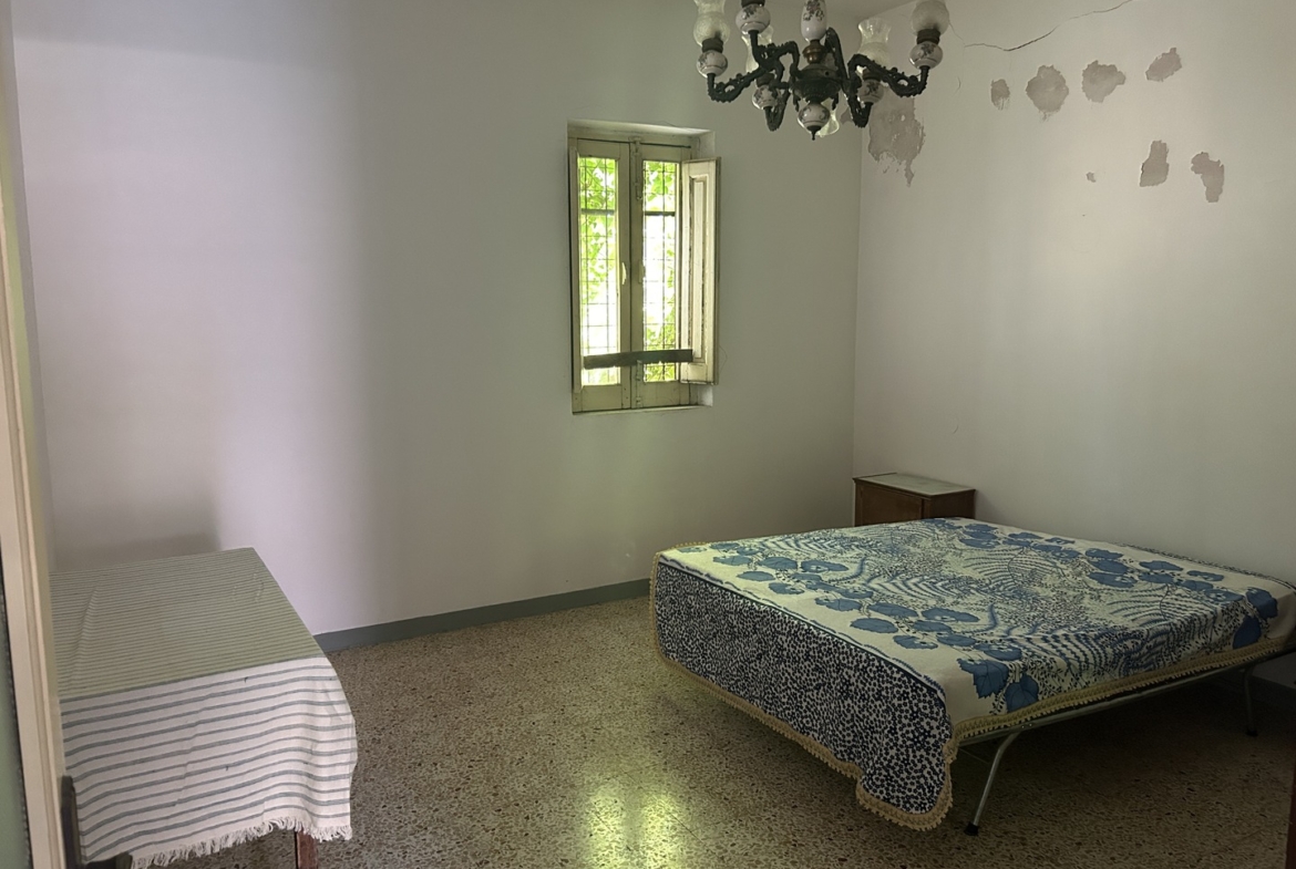 Fabbricato in muratura con terreno di pertinenza