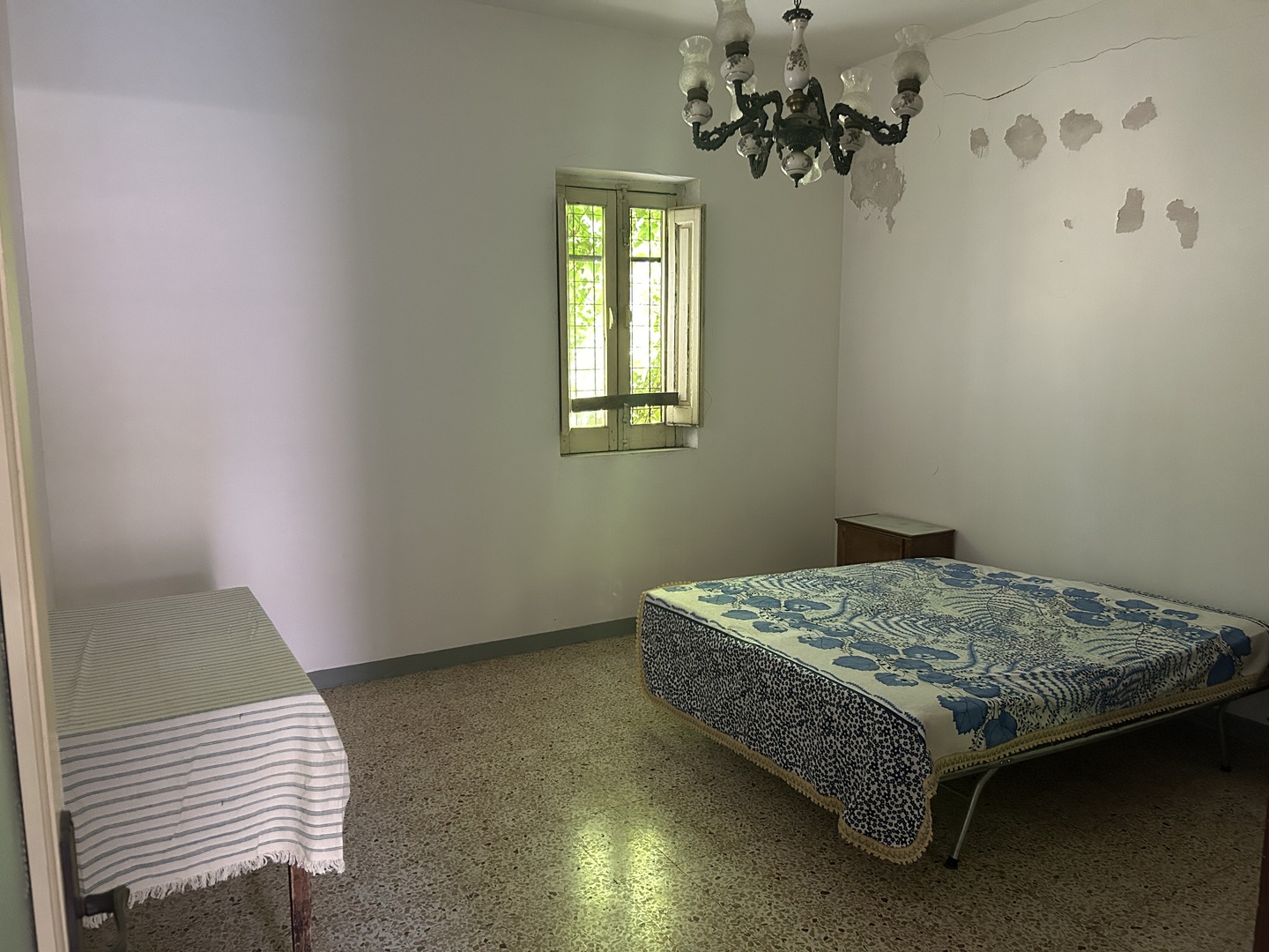 Fabbricato in muratura con terreno di pertinenza