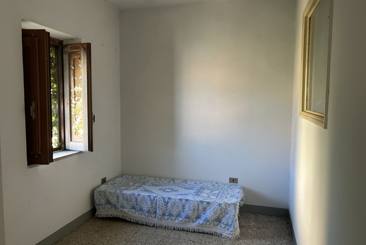 Fabbricato in muratura con terreno di pertinenza