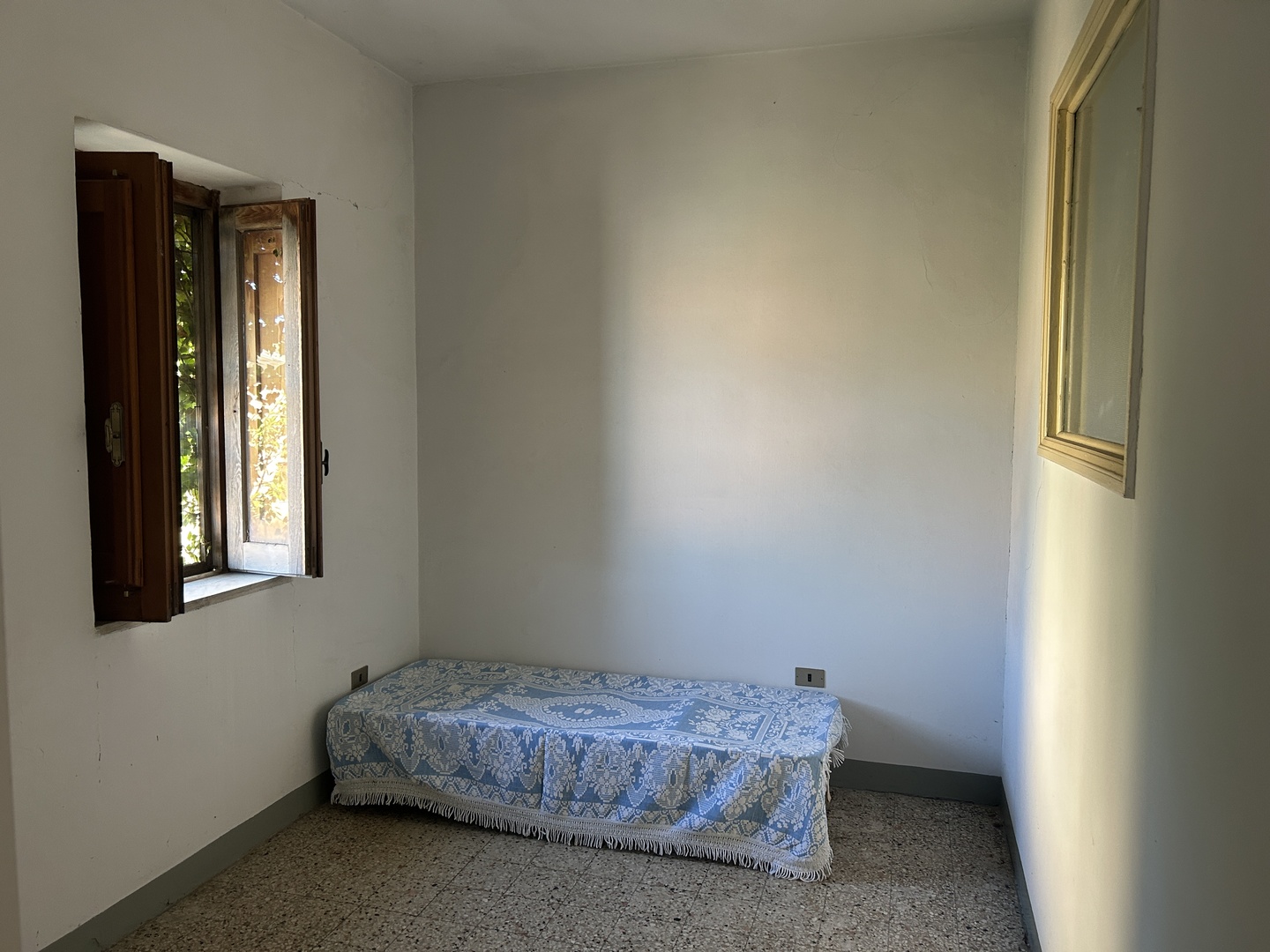 Fabbricato in muratura con terreno di pertinenza