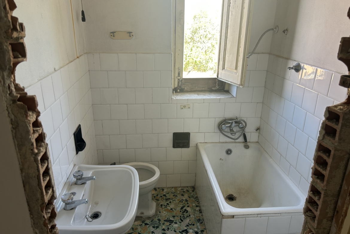 Fabbricato in muratura con terreno di pertinenza
