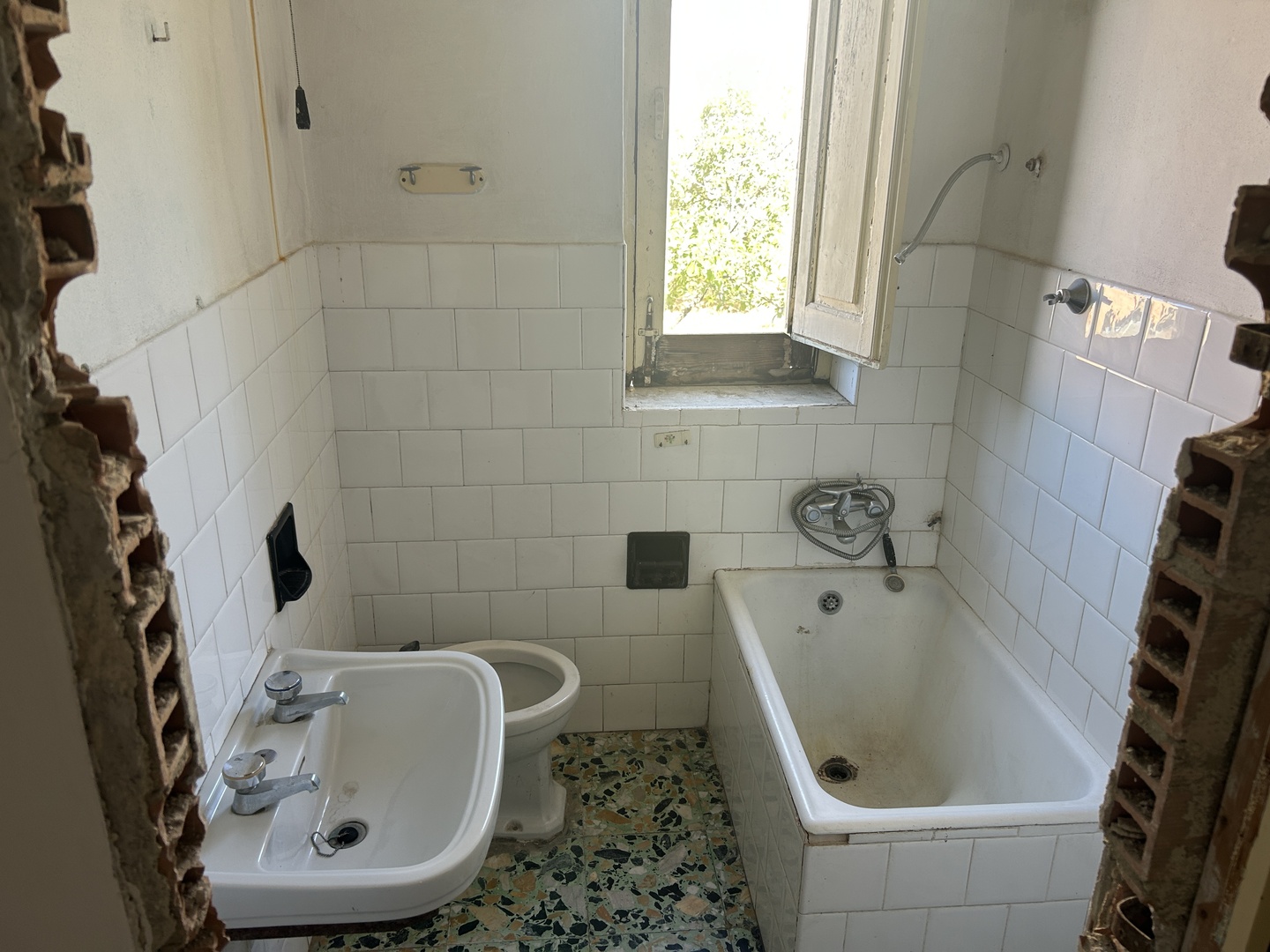 Fabbricato in muratura con terreno di pertinenza