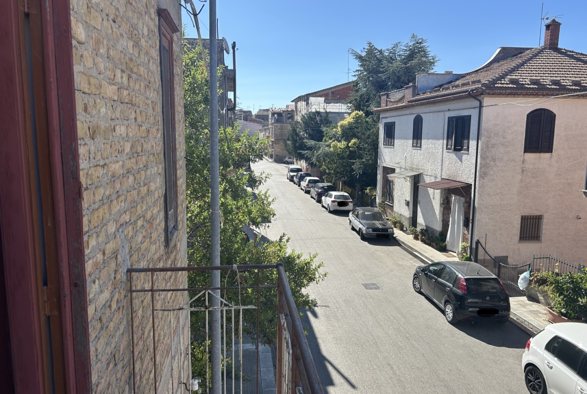 Fabbricato in muratura con terreno di pertinenza