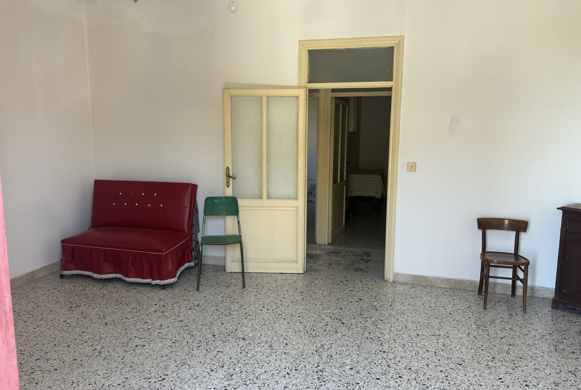 Fabbricato in muratura con terreno di pertinenza