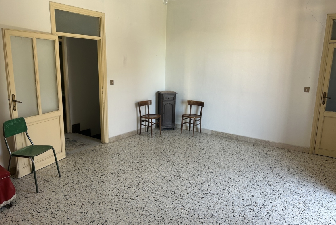 Fabbricato in muratura con terreno di pertinenza