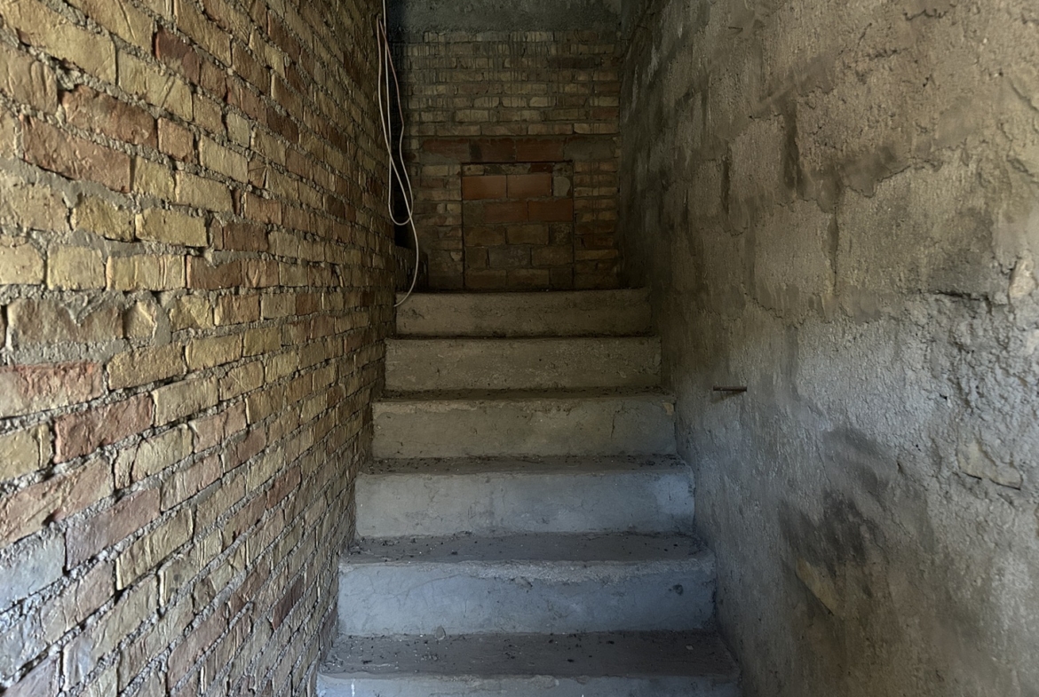 Fabbricato in muratura con terreno di pertinenza