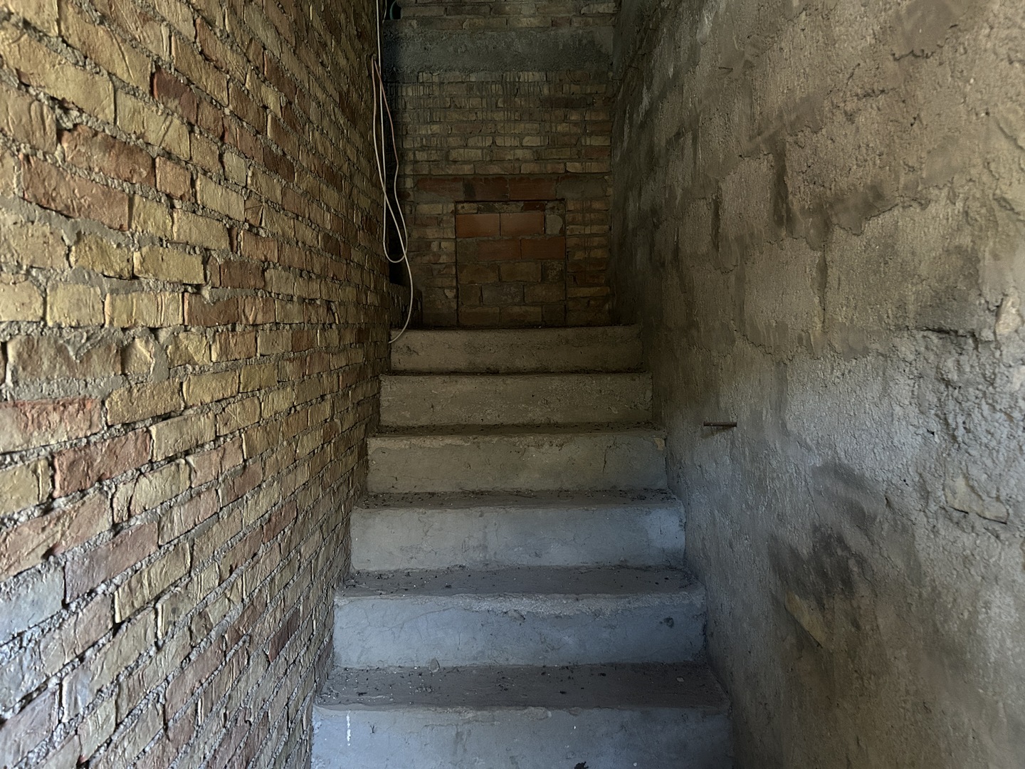 Fabbricato in muratura con terreno di pertinenza