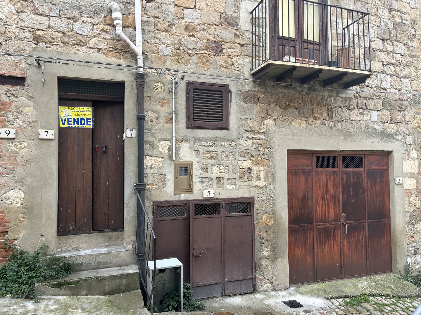Casa indipendente con cantina