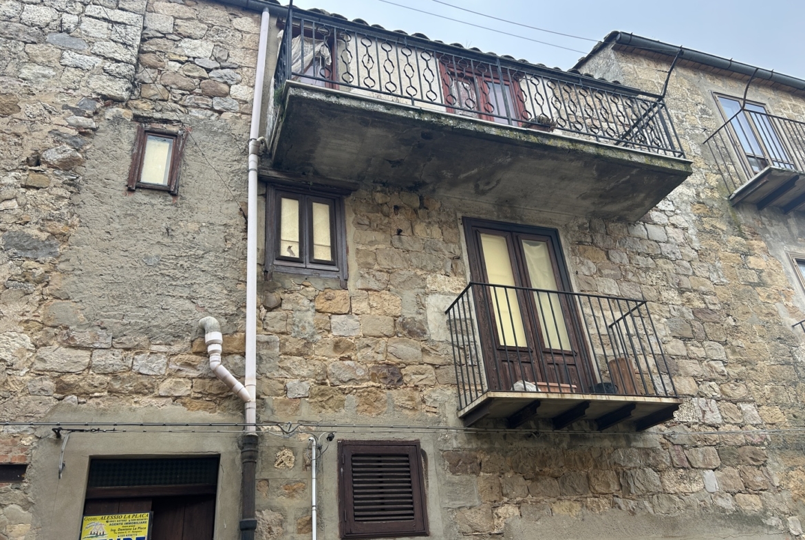 Casa indipendente con cantina