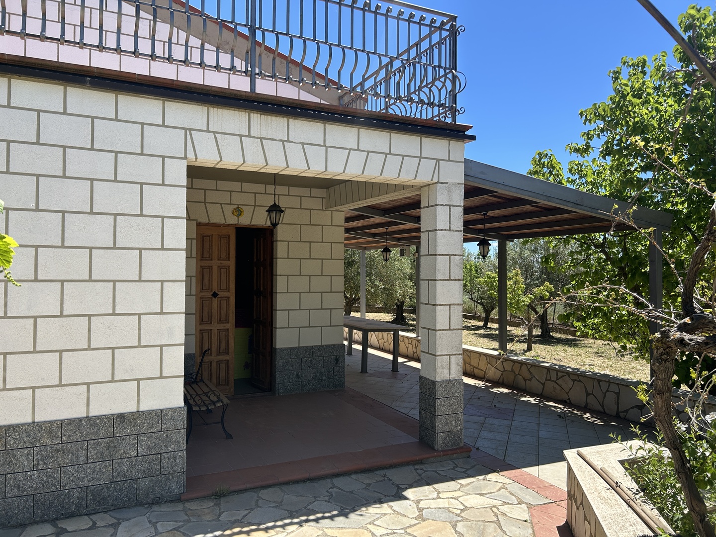 Magazzino con terreno di pertinenza