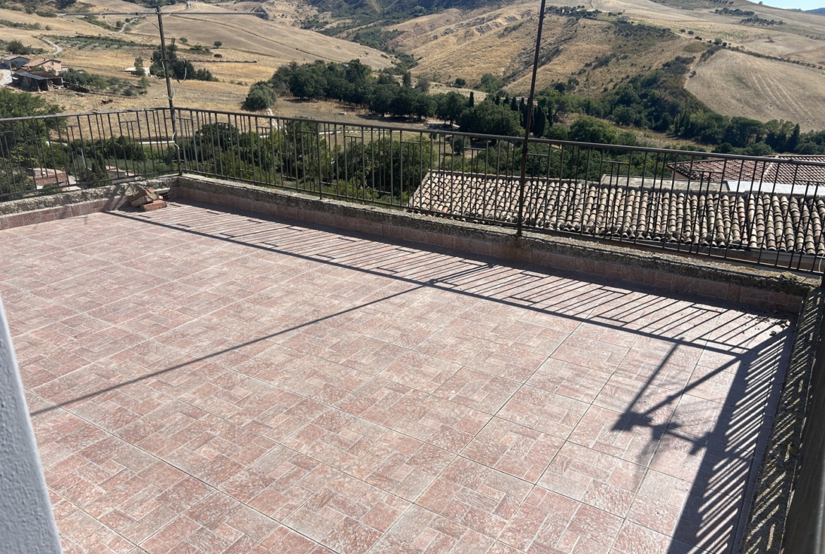 Casa in muratura con terrazza