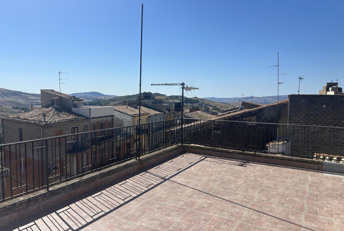 Casa in muratura con terrazza