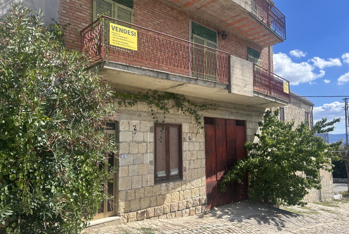 Casa in muratura indipendente con garage