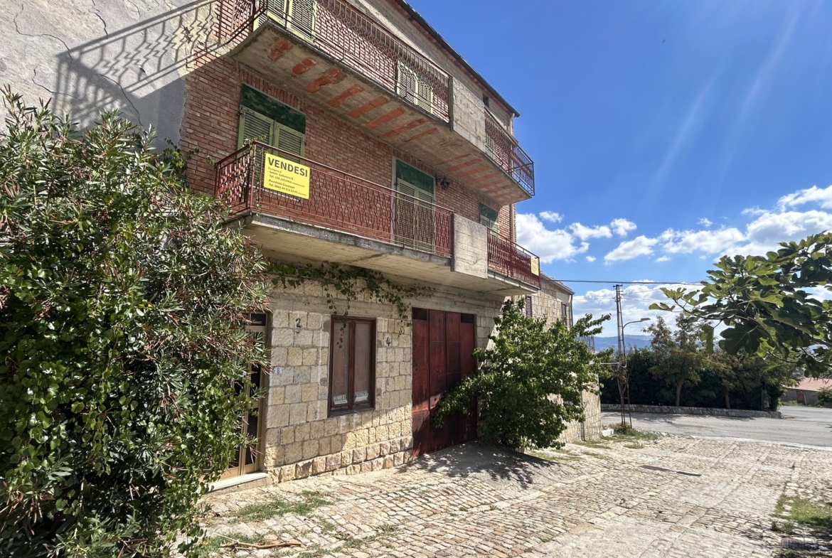 Casa in muratura indipendente con garage