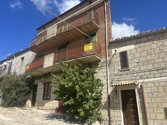Casa in muratura indipendente con garage