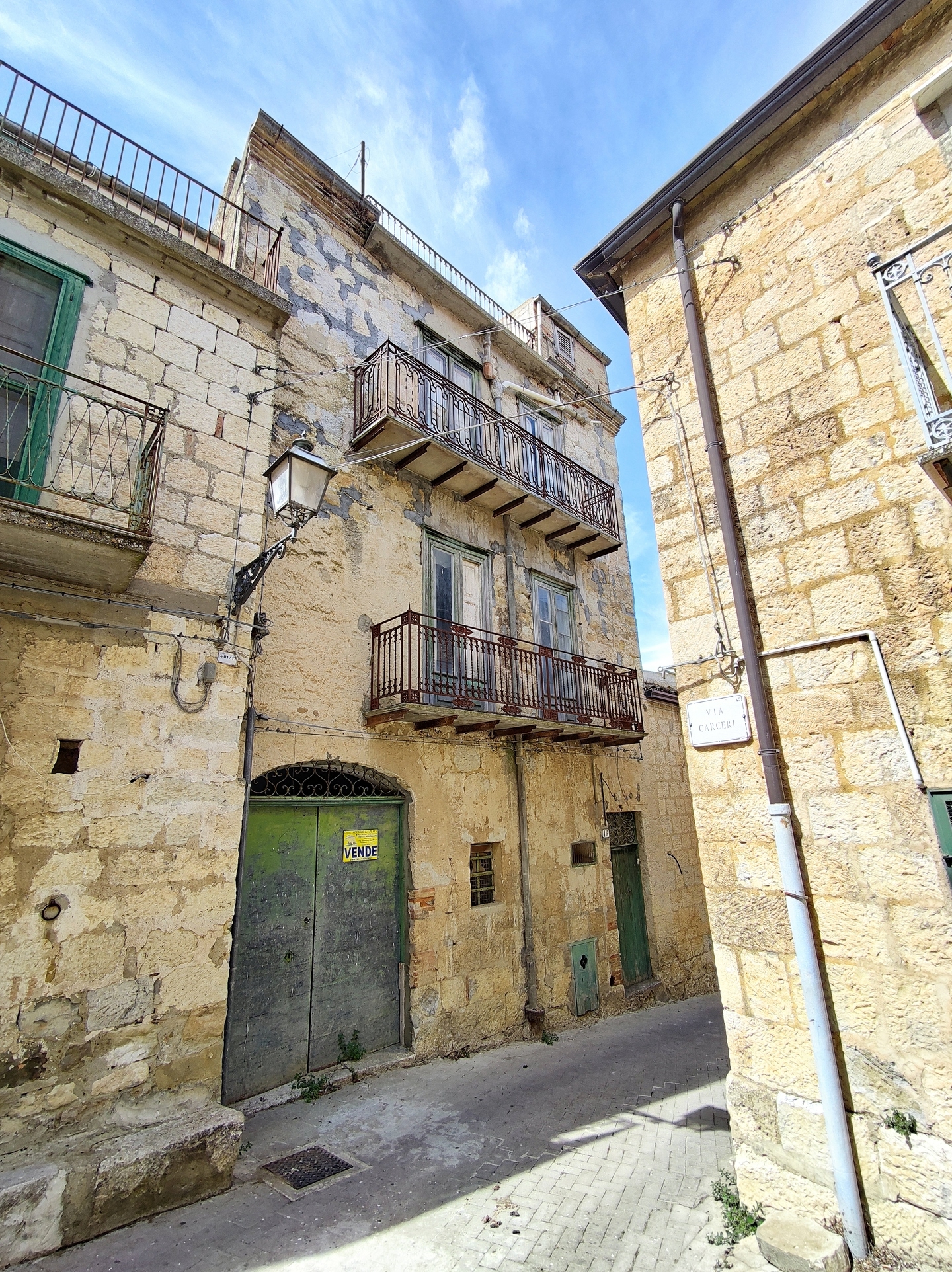 Stabile in muratura con box auto e terrazza